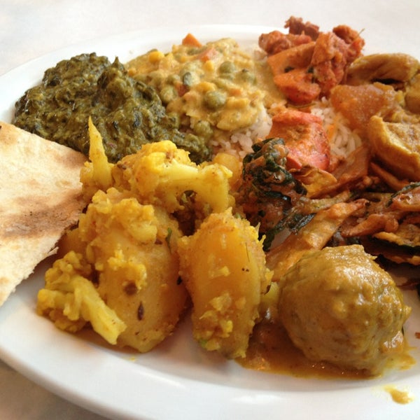 Снимок сделан в Haveli Indian Restaurant пользователем Heather R. 4/2/2013