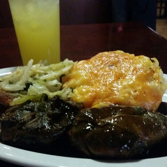 10/14/2014 tarihinde Keith H.ziyaretçi tarafından Mangos Caribbean Restaurant'de çekilen fotoğraf