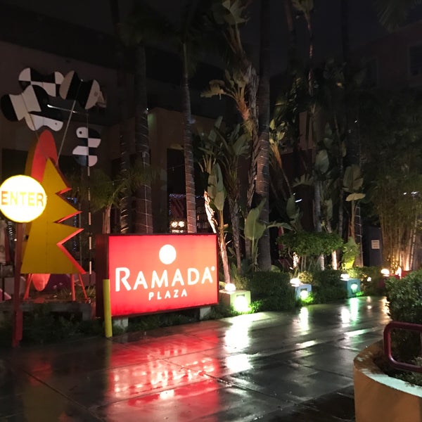 Das Foto wurde bei Ramada Plaza West Hollywood Hotel and Suites von Fabio d. am 12/31/2016 aufgenommen