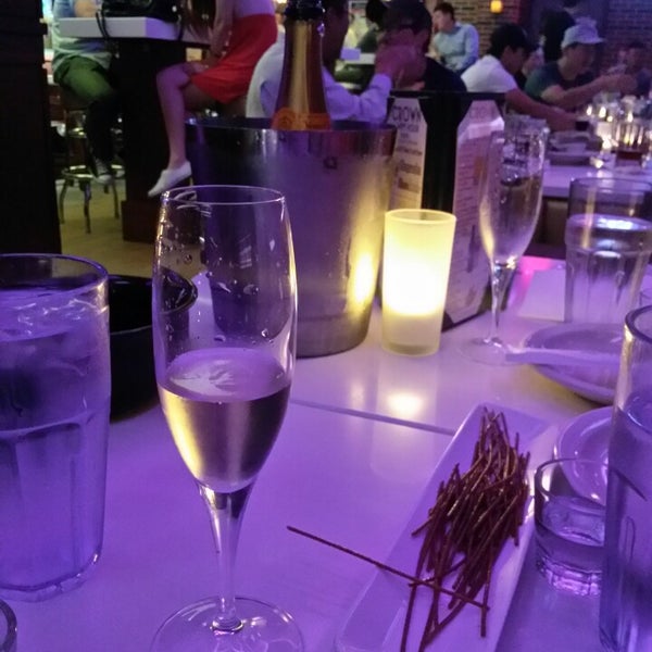 Foto scattata a Crown Restaurant Lounge da hoey p. il 8/6/2014