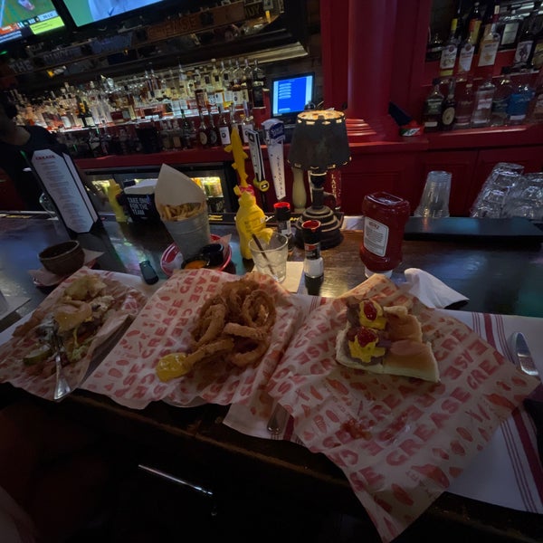 รูปภาพถ่ายที่ Grease Burger, Beer and Whiskey Bar โดย Matt W. เมื่อ 10/16/2021