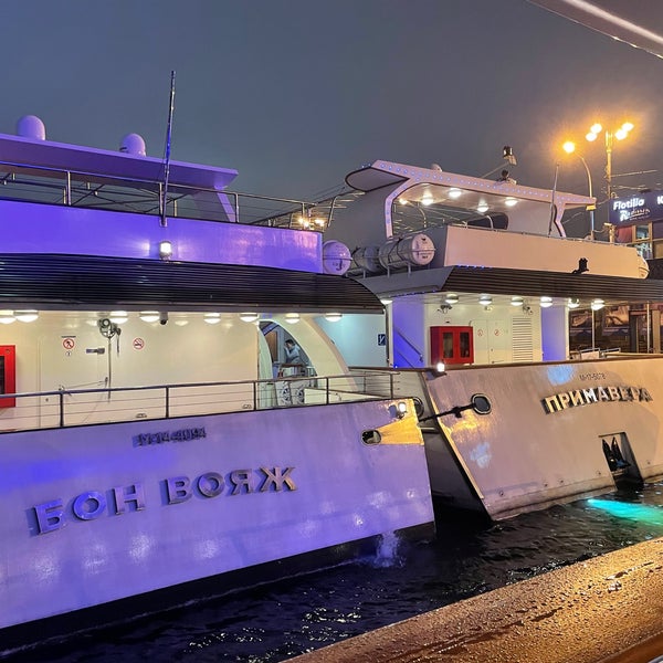 รูปภาพถ่ายที่ Flotilla «Radisson Royal» โดย Alexander เมื่อ 11/27/2021