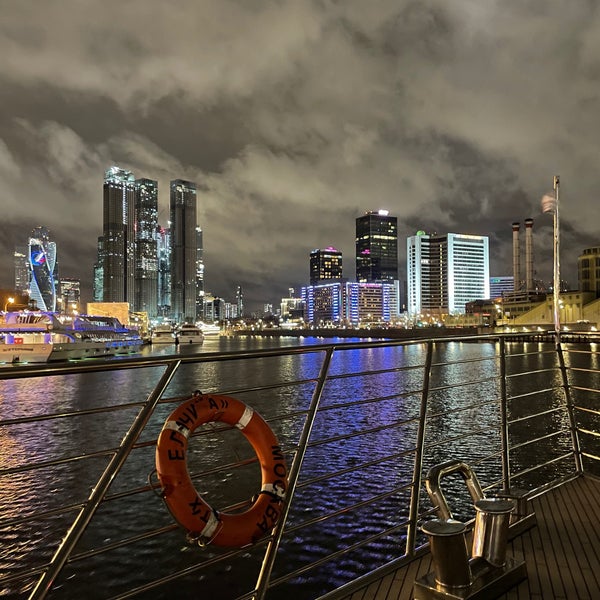 รูปภาพถ่ายที่ Flotilla «Radisson Royal» โดย Alexander เมื่อ 11/13/2021