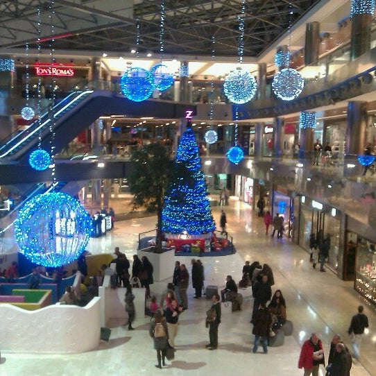 Photo taken at Zielo Shopping Pozuelo by Roberto Armando C. on 12/29/2012