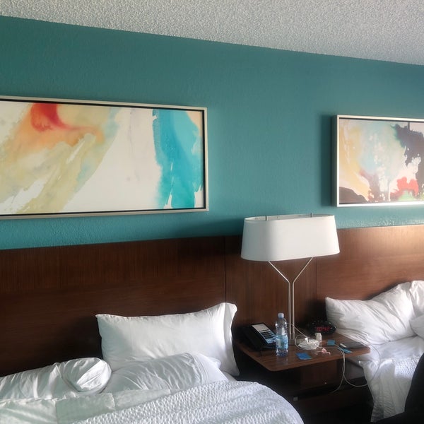 Das Foto wurde bei Fairfield Inn &amp; Suites by Marriott Orlando Lake Buena Vista in the Marriott Village von Manoel F. am 4/12/2018 aufgenommen