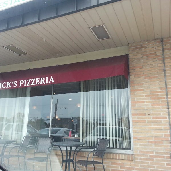 Foto tirada no(a) Dominick&#39;s Pizzeria and Restaurant por Camp Curiosity C. em 10/16/2013