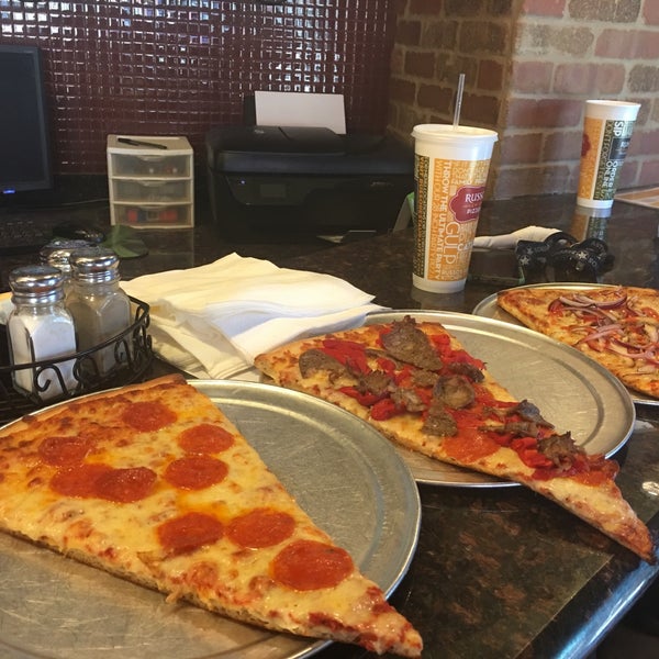 10/6/2017 tarihinde Lisa💕ziyaretçi tarafından Russo&#39;s New York Pizzeria'de çekilen fotoğraf