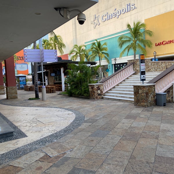 10/8/2021 tarihinde Adriana R.ziyaretçi tarafından La Isla Acapulco Shopping Village'de çekilen fotoğraf