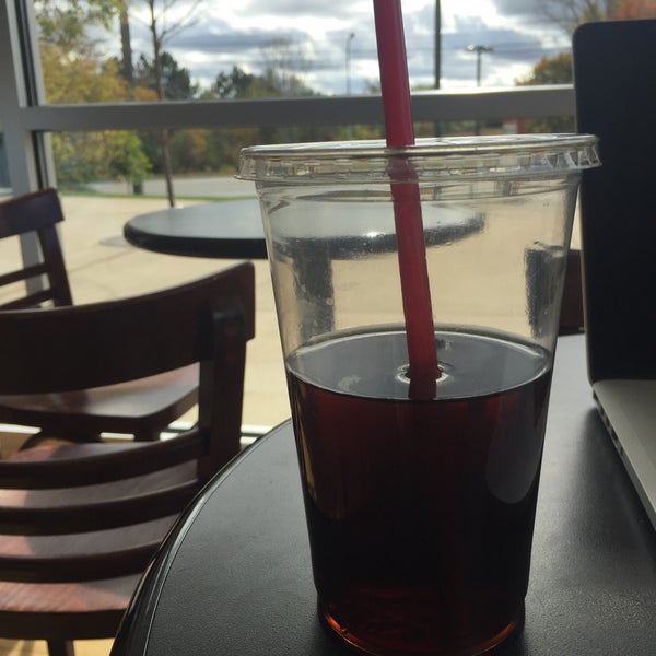 Photo taken at Sweetwaters Coffee &amp; Tea Plymouth Green by Lindsey S. on 10/14/2015