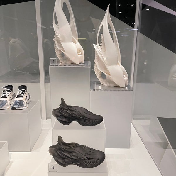 Foto tirada no(a) The Bata Shoe Museum por Brandon D. em 6/5/2022