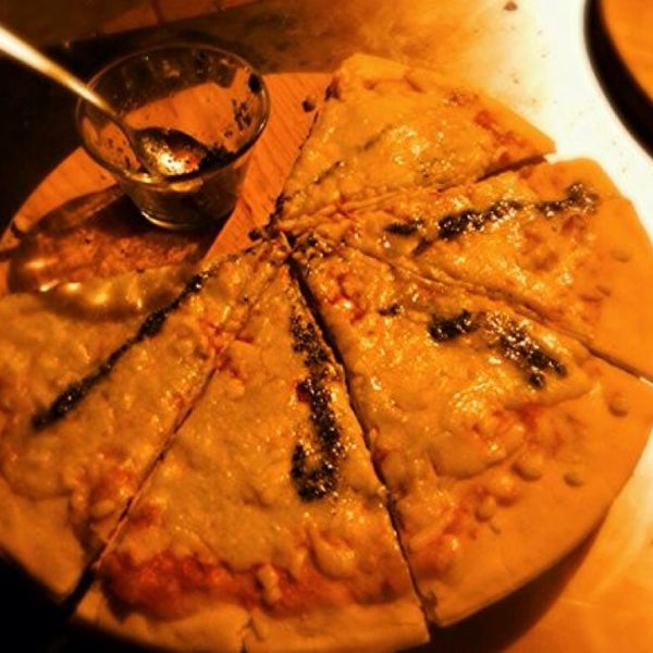 Das Foto wurde bei Osteria Marguerita. Pizza a La Leña von Alejandra T. am 9/18/2013 aufgenommen