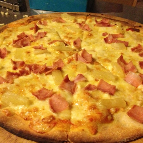 Photo taken at Osteria Marguerita. Pizza a La Leña by Alejandra T. on 9/18/2013