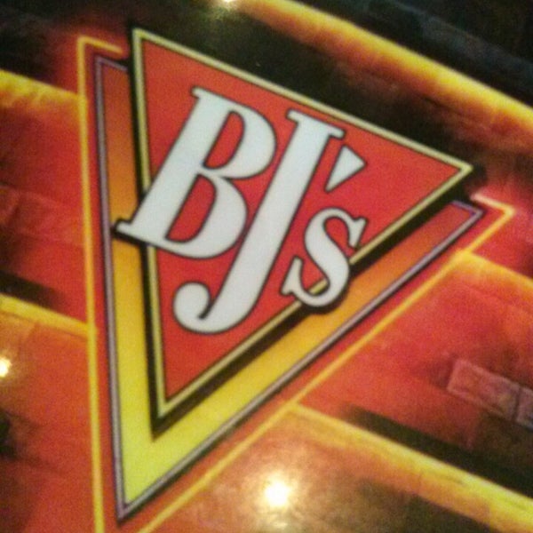 Photo taken at BJ&#39;s Restaurant &amp; Brewhouse by Kimmy on 5/28/2013
