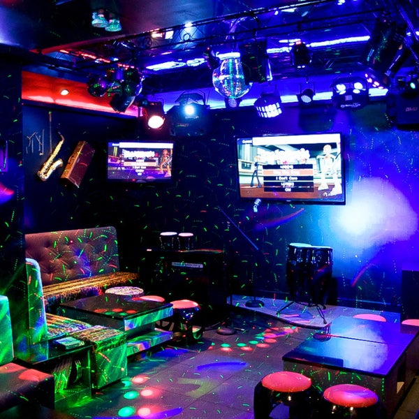9/17/2013 tarihinde 5 Bar Karaoke &amp; Loungeziyaretçi tarafından 5 Bar Karaoke &amp; Lounge'de çekilen fotoğraf