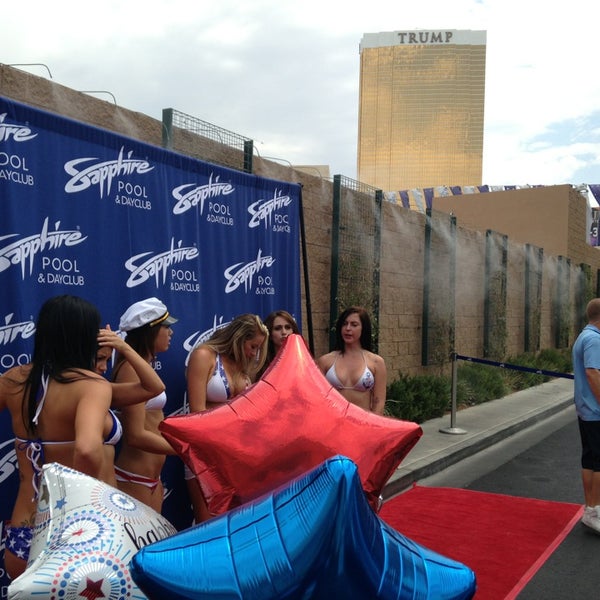 7/6/2013에 Mike D.님이 Sapphire Pool &amp; Dayclub Las Vegas에서 찍은 사진