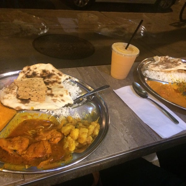 No wifi but the food is very good especially if u like spicy. The lassi is also very good!