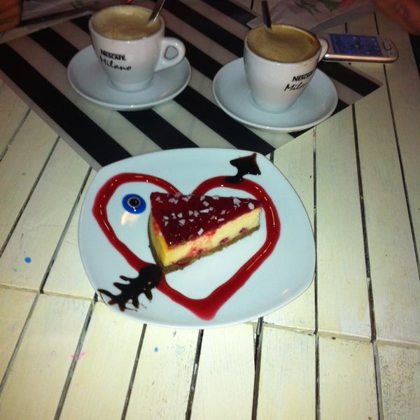 4/2/2014 tarihinde Cihan G.ziyaretçi tarafından Biiz Cafe &amp; Bistro'de çekilen fotoğraf