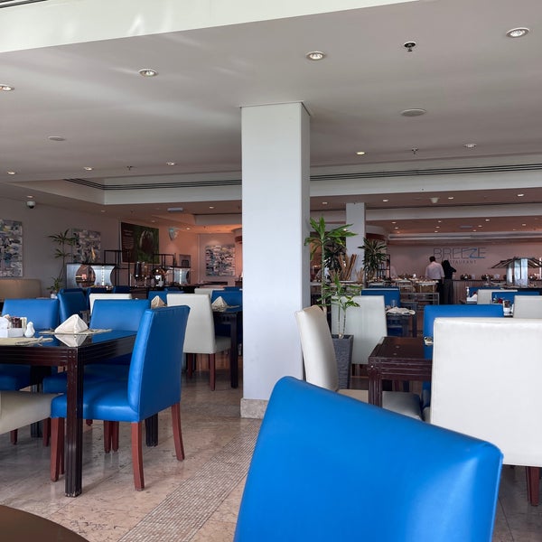 Foto tirada no(a) Mövenpick Hotel &amp; Resort Al Bida&#39;a por Nasser 🇸🇦 em 11/8/2022