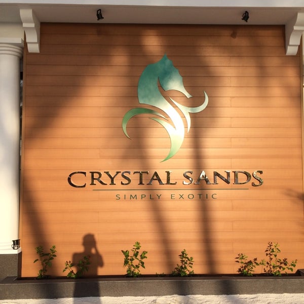 Foto tomada en Crystal Sands Beach Hotel  por Adam n. el 7/15/2014