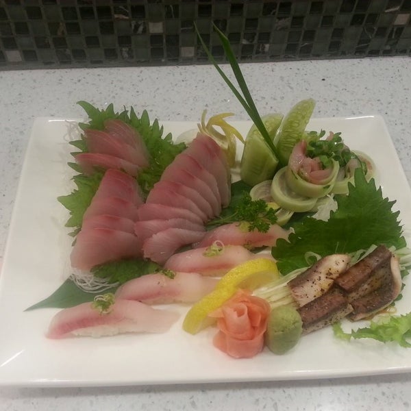 Foto scattata a Mogu Sushi da Mogu Sushi il 11/21/2014