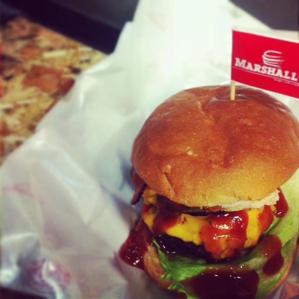 Das Foto wurde bei Marshall&#39;s Burger von NigellegiN am 2/16/2013 aufgenommen