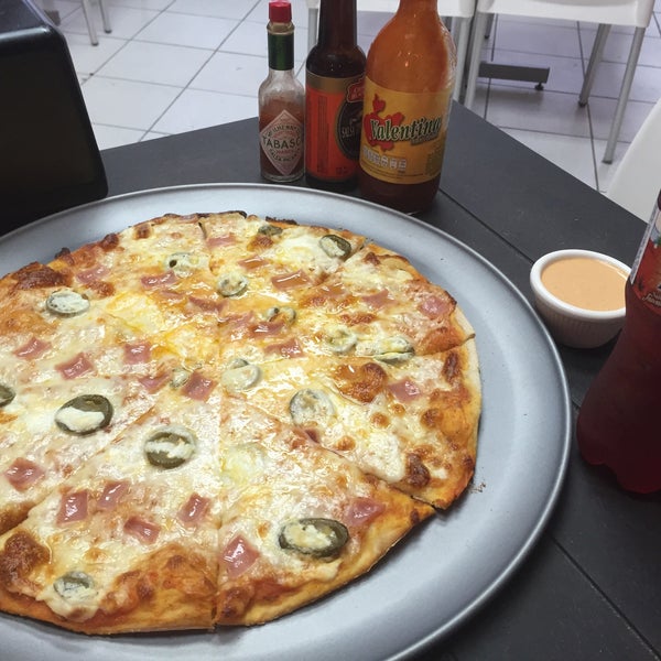 Foto diambil di Las Fabulosas Pizzas oleh Copito D. pada 4/19/2016