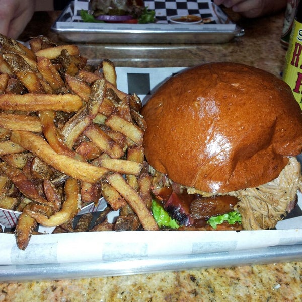 Foto tirada no(a) Official BBQ &amp; Burgers por Jon D. em 1/15/2014