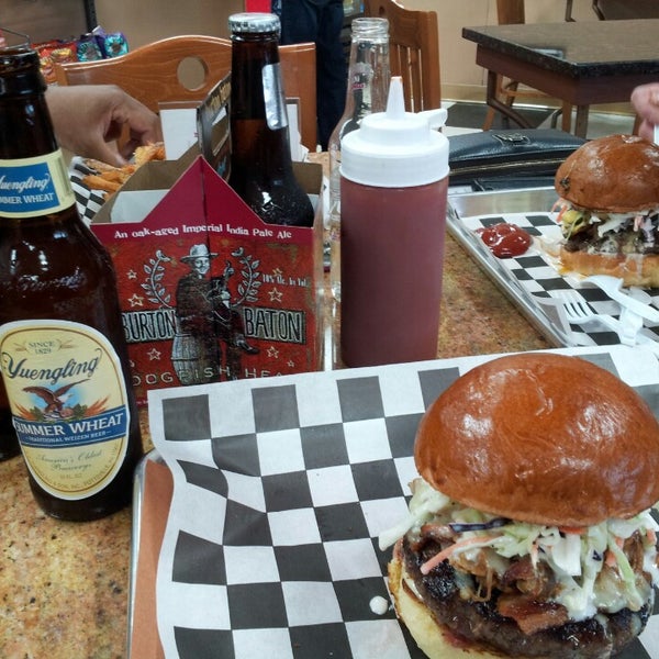 Foto tirada no(a) Official BBQ &amp; Burgers por Jon D. em 4/30/2014