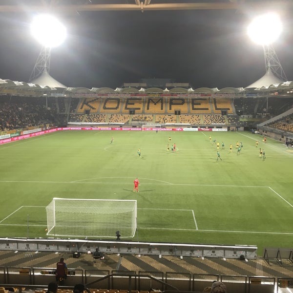 รูปภาพถ่ายที่ Parkstad Limburg Stadion โดย Frank B. เมื่อ 9/27/2019