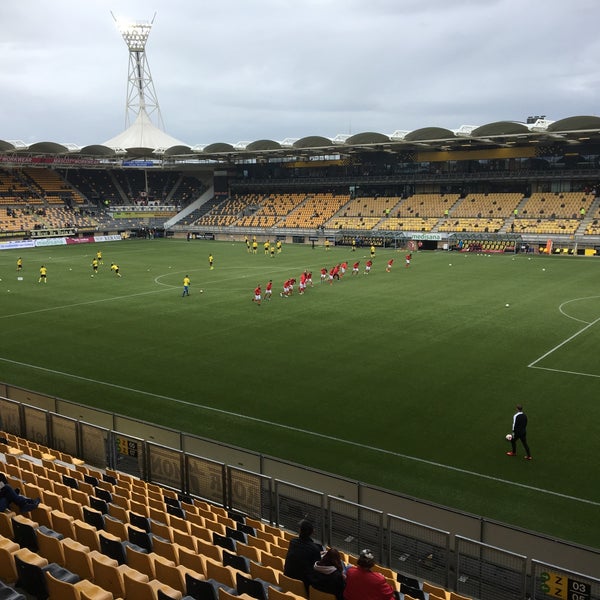 รูปภาพถ่ายที่ Parkstad Limburg Stadion โดย Frank B. เมื่อ 9/8/2019