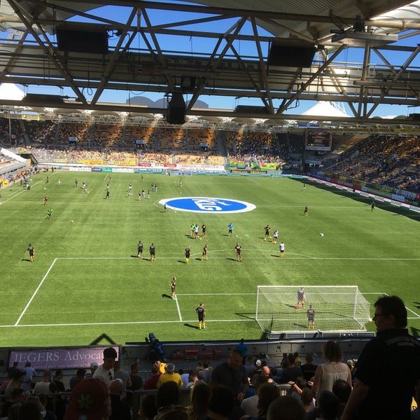 รูปภาพถ่ายที่ Parkstad Limburg Stadion โดย Frank B. เมื่อ 5/6/2018