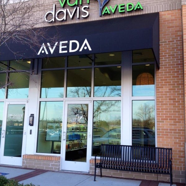 รูปภาพถ่ายที่ VanDavis Aveda Salon &amp; Day Spa โดย VanDavis Aveda Salon &amp; Day Spa เมื่อ 9/18/2013