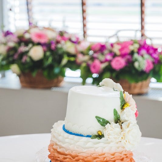 Заказывали свадебный торт по картинке, с пожеланиями, чтобы торт максимально был похож на оригинал. В день свадьбы, увидев торт, я была шокирована тем, что увидела: кривой, косой, пародия на оригинал!