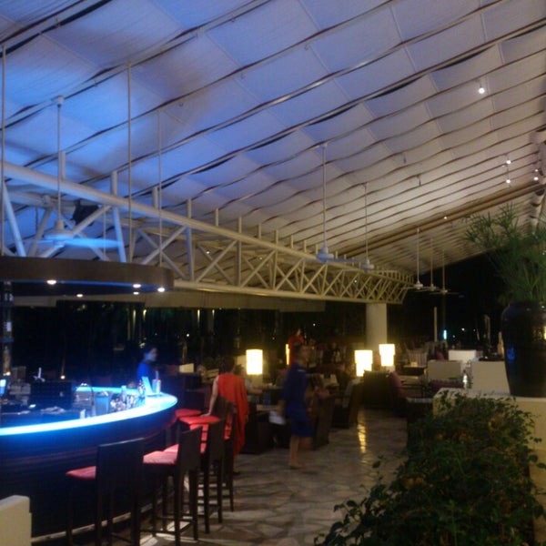Das Foto wurde bei Andaman Lounge @ Hilton Phuket Lobby von NaaCmm🍀 am 3/9/2015 aufgenommen