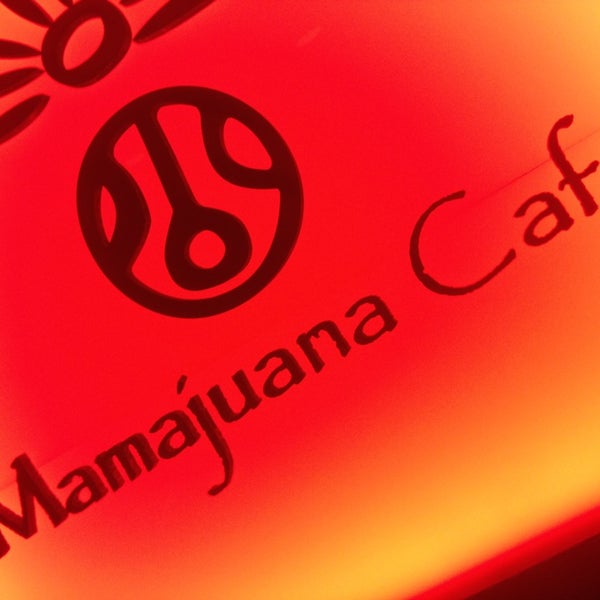 Снимок сделан в Mamajuana Café пользователем Raúl C. 1/1/2014