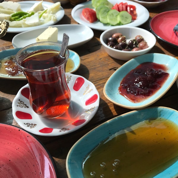 รูปภาพถ่ายที่ GökçeMadaM Sanatevi &amp;Cafe โดย Yeşim Unat .. เมื่อ 8/23/2017