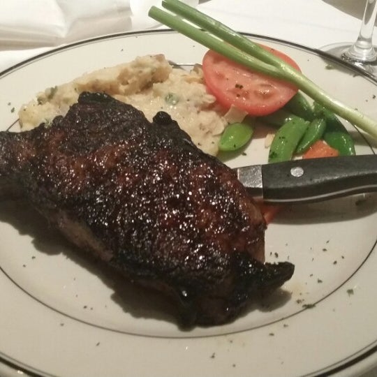 Foto tomada en Silver Fox Steakhouse  por Janmichael M. el 8/22/2014