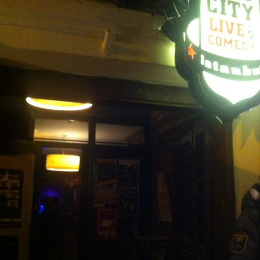 Foto diambil di Old City Comedy Club oleh Kuzey Sertan Y. pada 12/27/2012