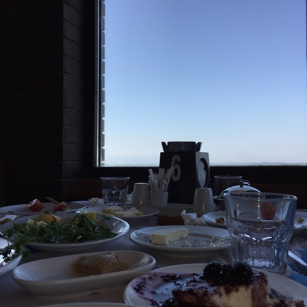 Foto diambil di Altınoluk Kahvaltı &amp; Restaurant oleh TeK pada 2/23/2020