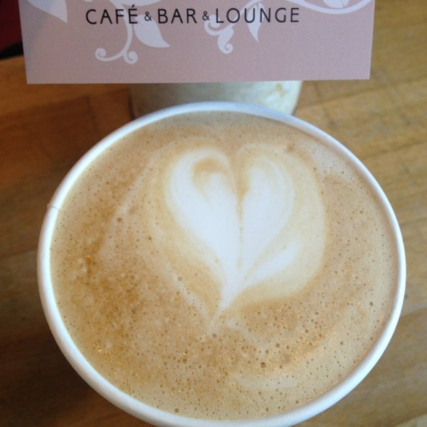 Foto tirada no(a) &quot;Vis à Vis&quot; Cafè Bar Lounge por Hasan O. em 9/19/2013