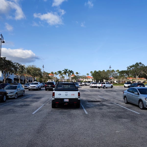 Photo taken at Vero Beach Outlets by Ruslan K. on 12/4/2022