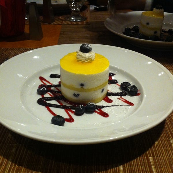 Foto diambil di 750 Restaurant &amp; Bar oleh Anindito W. pada 1/1/2014