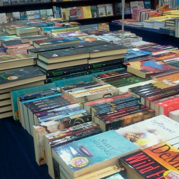 A trip to the bookstore. Co op university bookshop. Рука держит книгу. B1 books. Стол «книга».