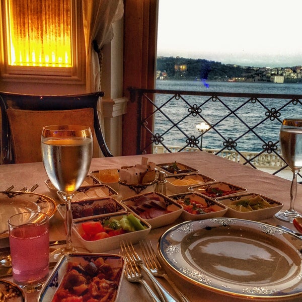 Foto tomada en Tuğra Restaurant &amp; Lounge  por SEc E. el 7/12/2015