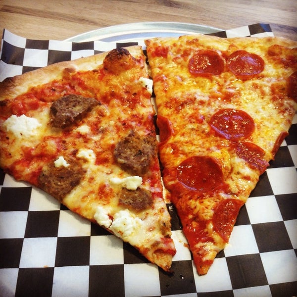Foto tomada en Pizza Parts &amp; Service  por Katie el 5/8/2014