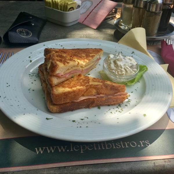 6/30/2016 tarihinde Nikola J.ziyaretçi tarafından Le Petit Bistro'de çekilen fotoğraf