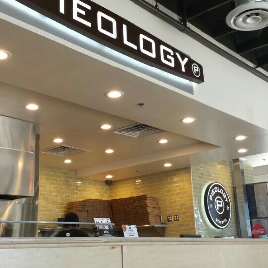 รูปภาพถ่ายที่ Pieology Pizzeria โดย Cody F. เมื่อ 9/18/2015