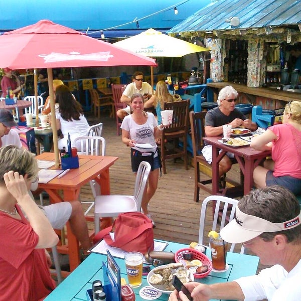 Das Foto wurde bei Siesta Key Oyster Bar von Siesta Key Oyster Bar am 9/19/2013 aufgenommen