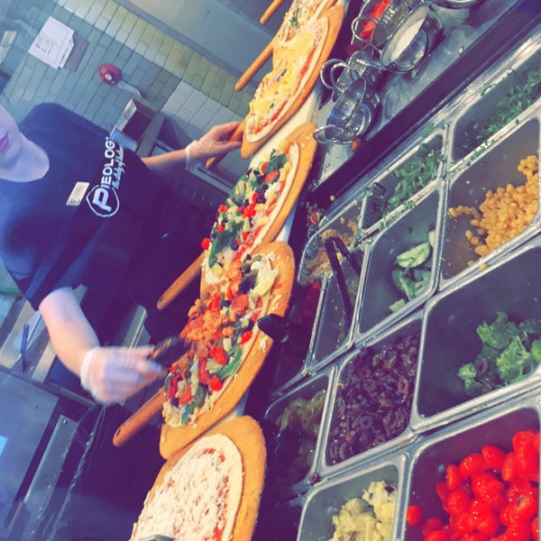 Foto scattata a Pieology Pizzeria da Ghada ♐️ il 7/4/2016