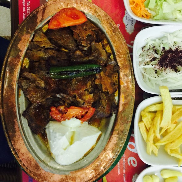 Iskenderi İstanbul'da yiyebileceğiniz en iyi iskenderlerden. çooooook güzel. Hizmet kalitesi ve lezzet arayanların gelmesi gereken bi' mekan.